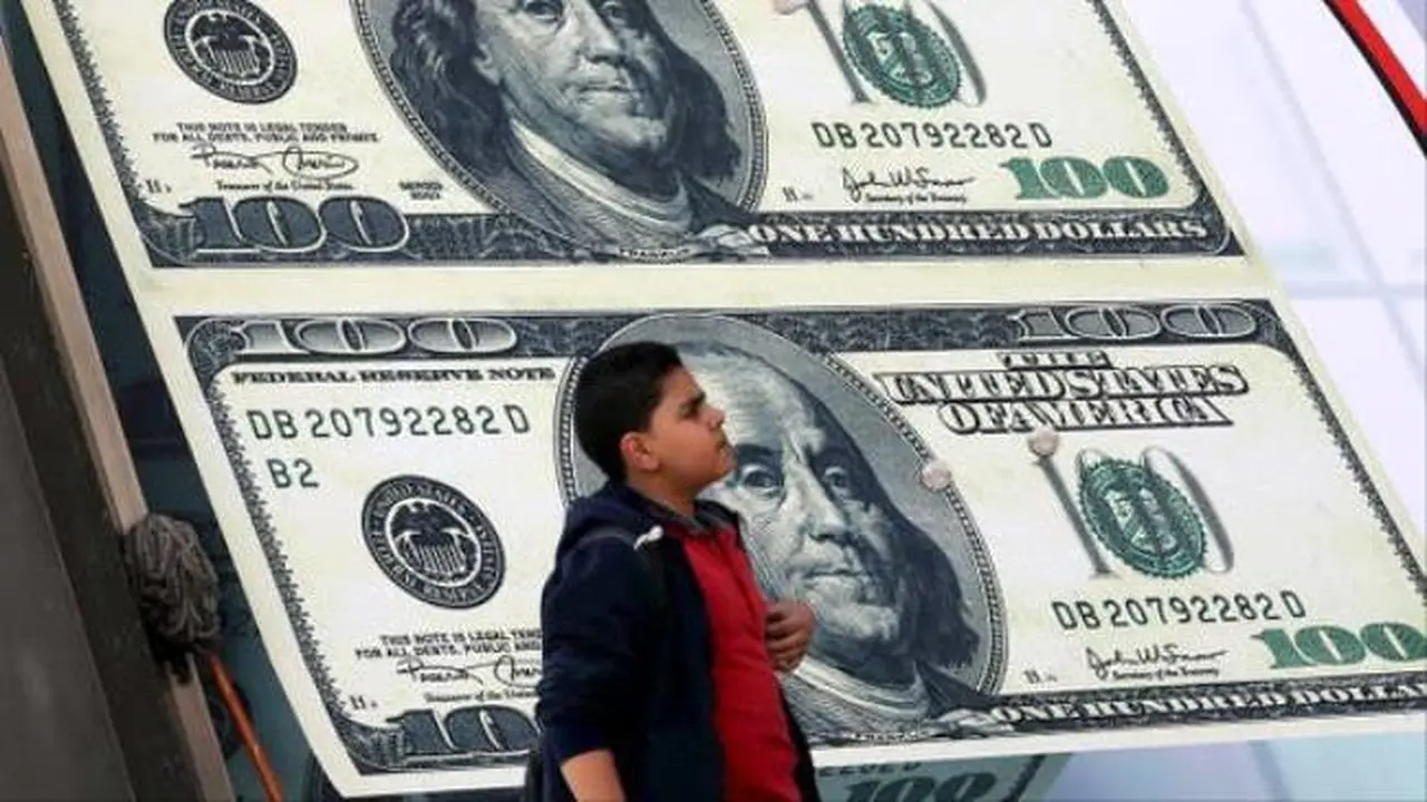 سعر الدولار في مصر يهبط مجددًا وسط تساؤلات حول استمرار تعافي الجنيه
